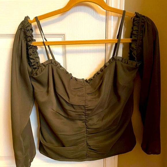 Guess green ruffle top, size large. Fits more like a medium. - Picture 2 of 5